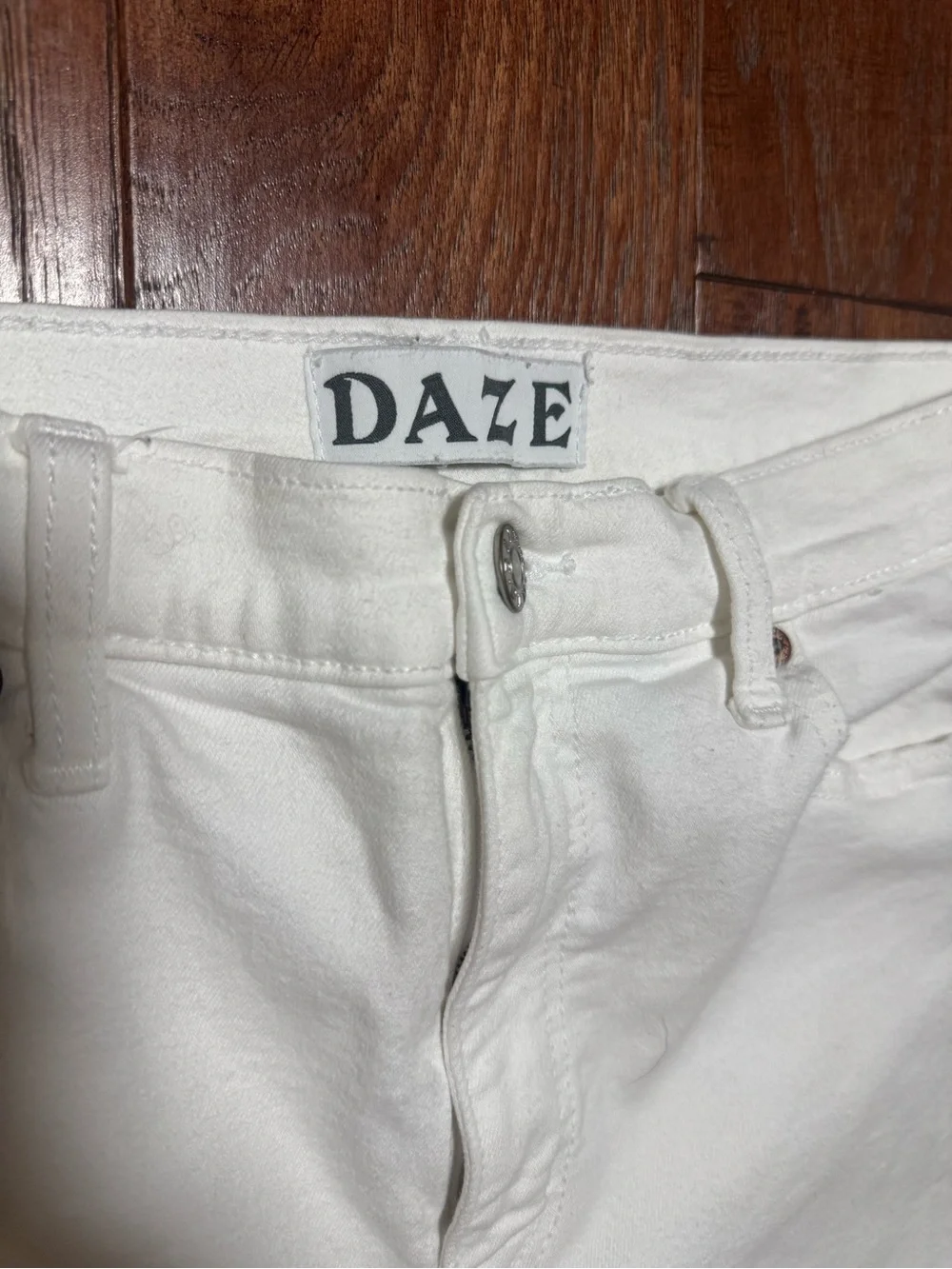 DAZE White Distressed High-Rise Jeans! Size 29! - Picture 3 of 10